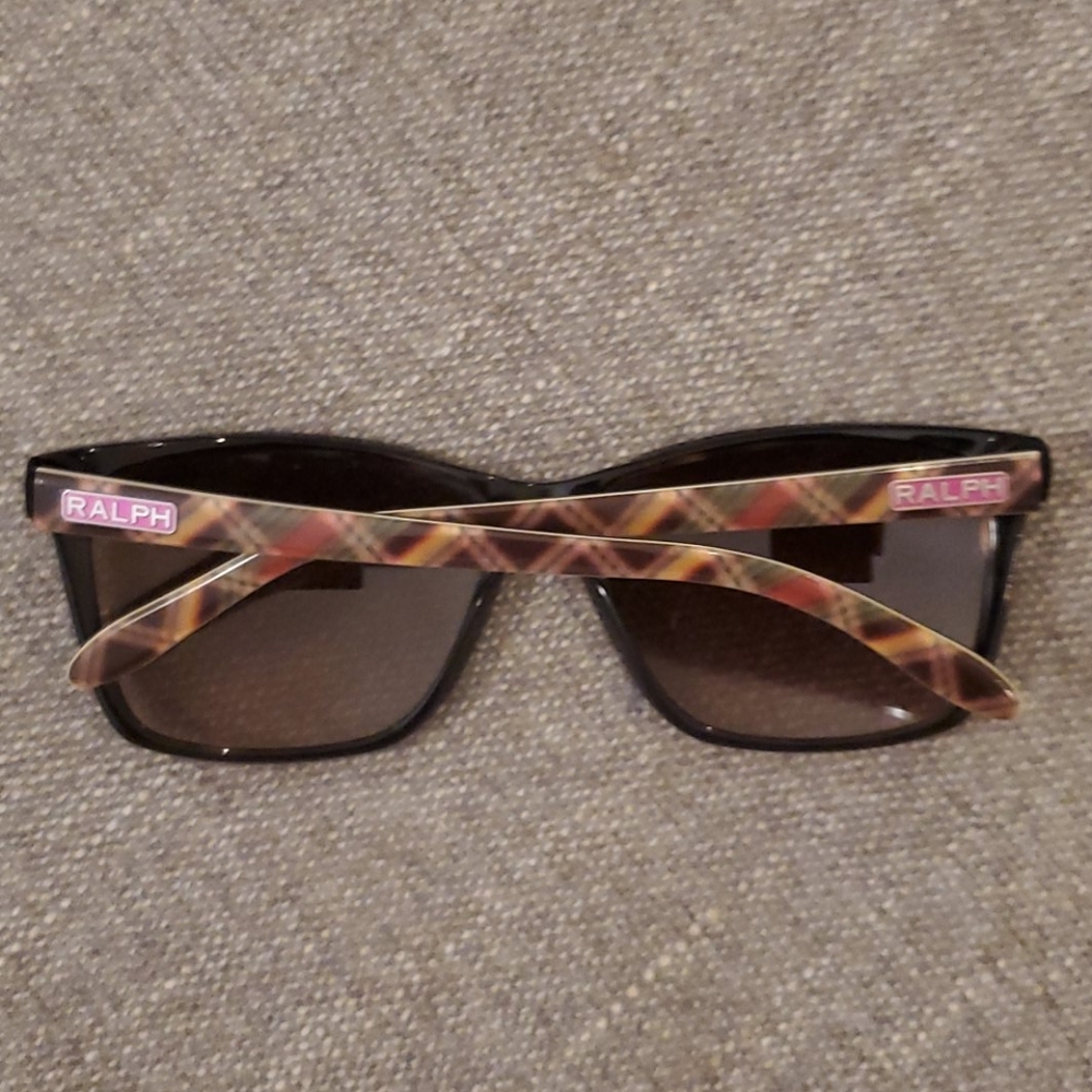 Sunglasses w sunglass hut box and cleaning kit